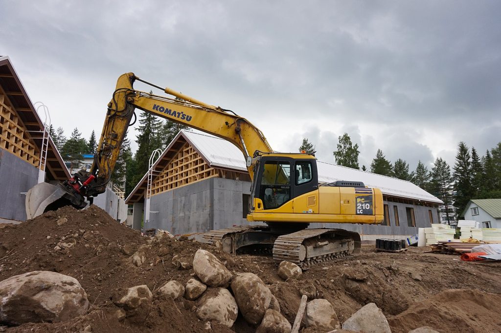 Komatsu PC210 — Roomikekskavaator